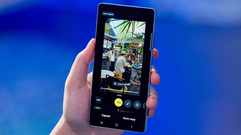 Une personne tenant le Samsung Galaxy S25 Ultra