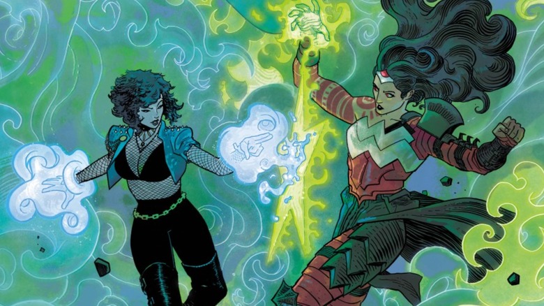 Couverture d'Absolute Wonder Woman #18, montrant Zatana et Diana entourées de magie verte