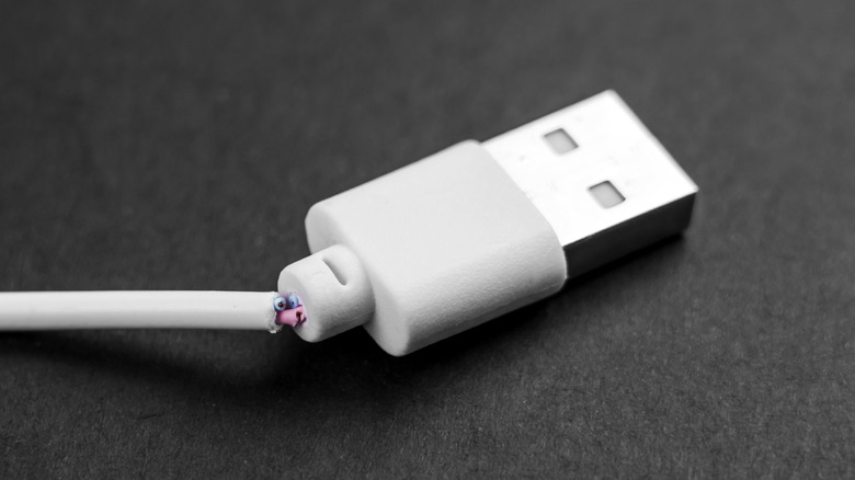 Un câble USB avec câblage exposé.