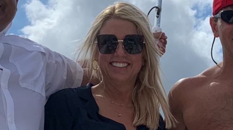 Pam Bondi sur un bateau avec des amis