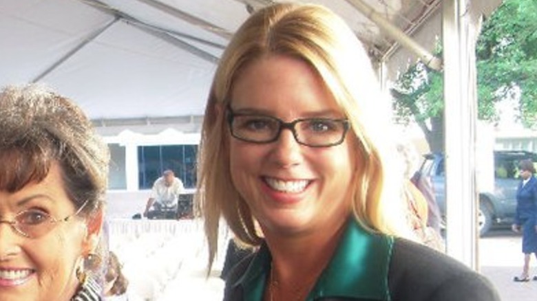 Pam Bondi avec un maquillage minimal et des lunettes
