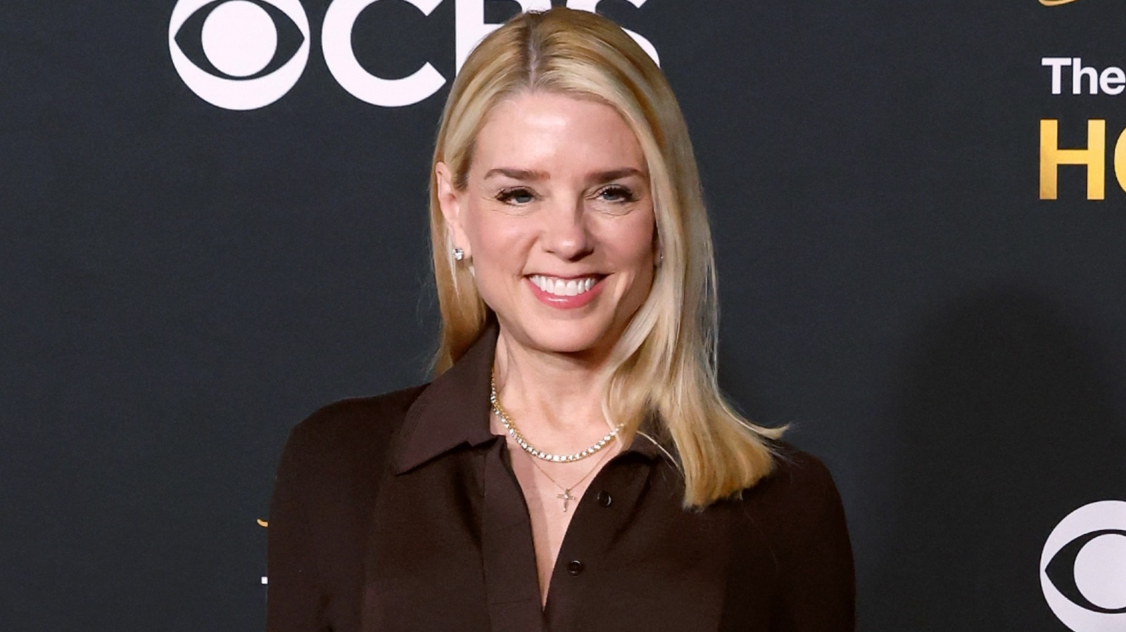 Photos de Pam Bondi presque maquillée