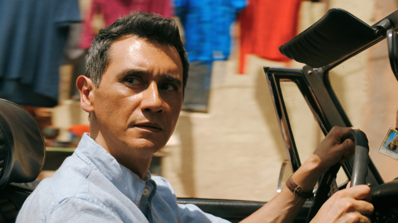 Manousos Oviedo de Carlos Manuel Vesga conduisant une voiture sur Pluribus