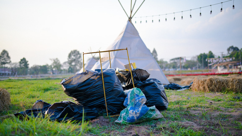 déversement d'ordures près d'une tente de camping