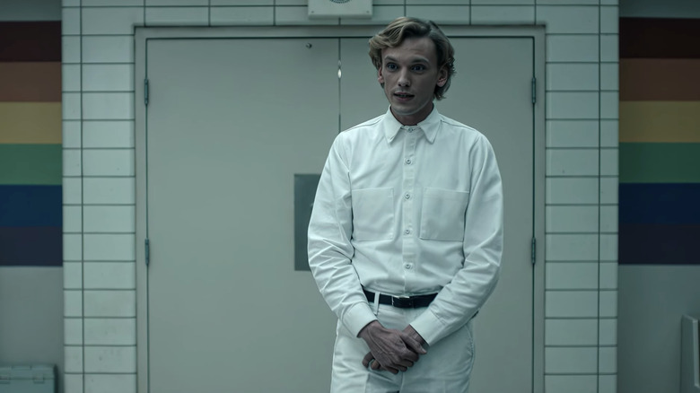 Henry Creel de Jamie Campbell Bower se tient dans une salle de laboratoire dans Stranger Things