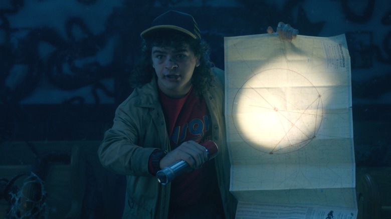 Dustin montre un schéma pour expliquer ses théories dans Stranger Things