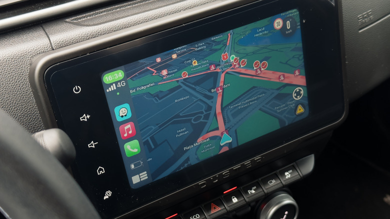Application de navigation Waze fonctionnant dans le système d'infodivertissement d'une voiture avec CarPlay