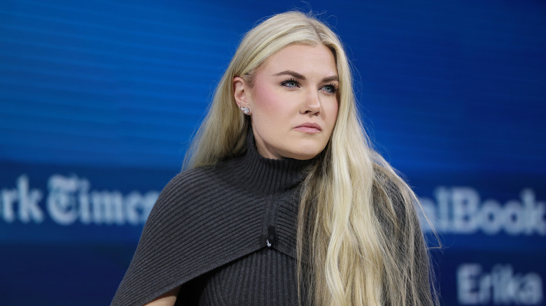 Erika Kirk sur scène avec un pull noir