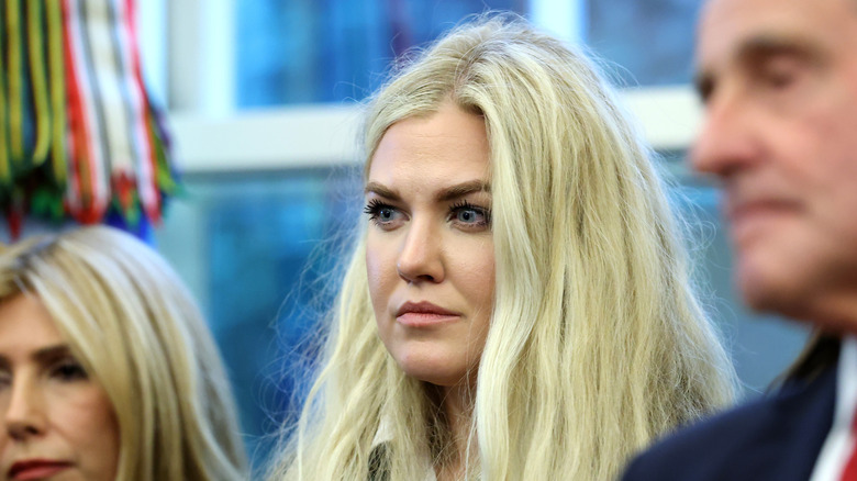 Erika Kirk à la Maison Blanche avec ses cheveux sur le visage