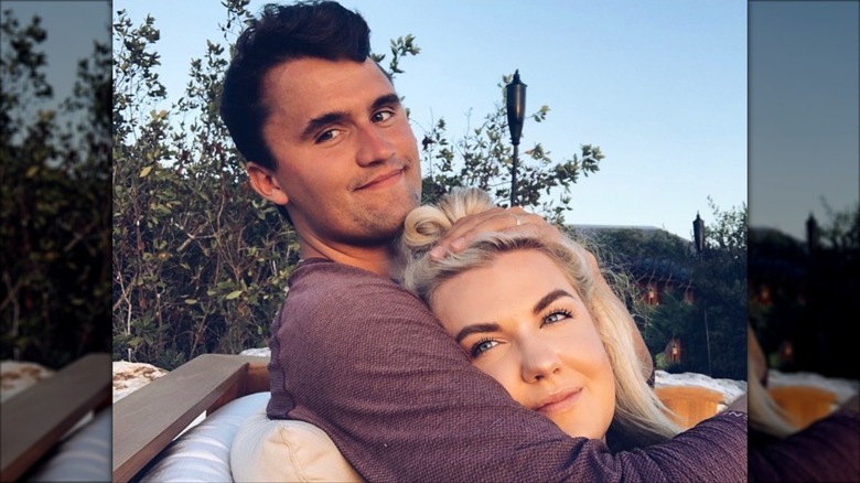 Erika et Charlie Kirk sur une photo ensemble