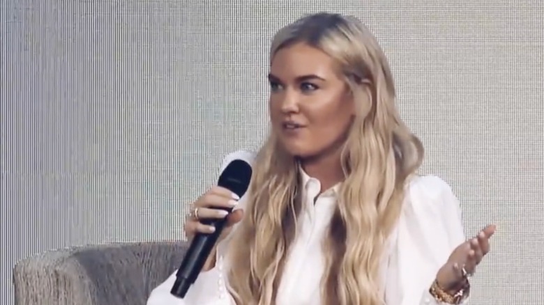 Erika Kirk lors d'une allocution vêtue de blanc