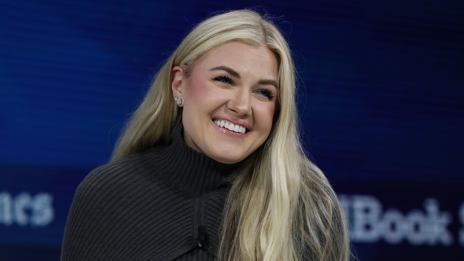 8 photos qui prouvent qu'Erika Kirk est aveugle aux sourcils et que cela ruine sa beauté