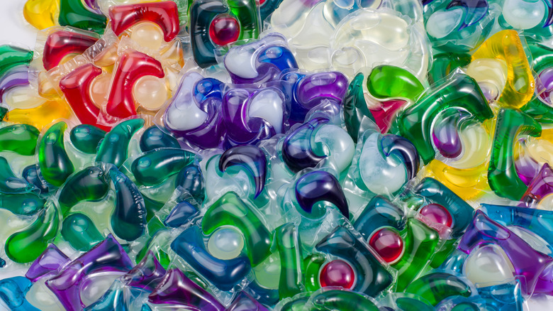 tas de dosettes de détergent