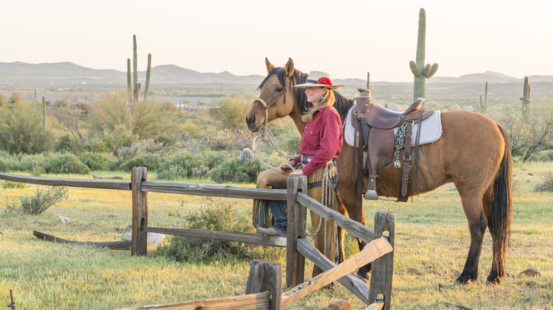 Cowgirl avec cheval sur ranch