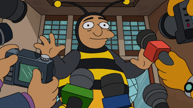 Bumblebee Man s'adresse à la presse mexicaine dans Les Simpsons