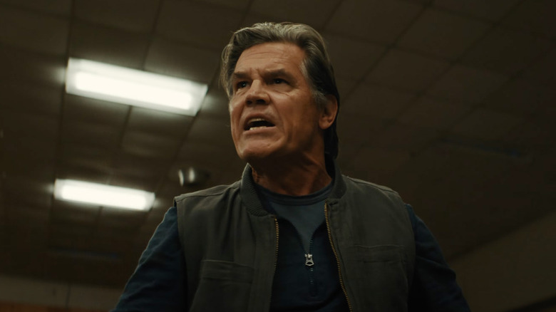 Archer debout et criant