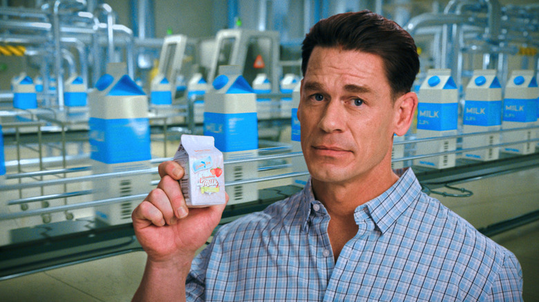 La version esprit ruche de John Cena brandissant un carton de HDP sur Pluribus