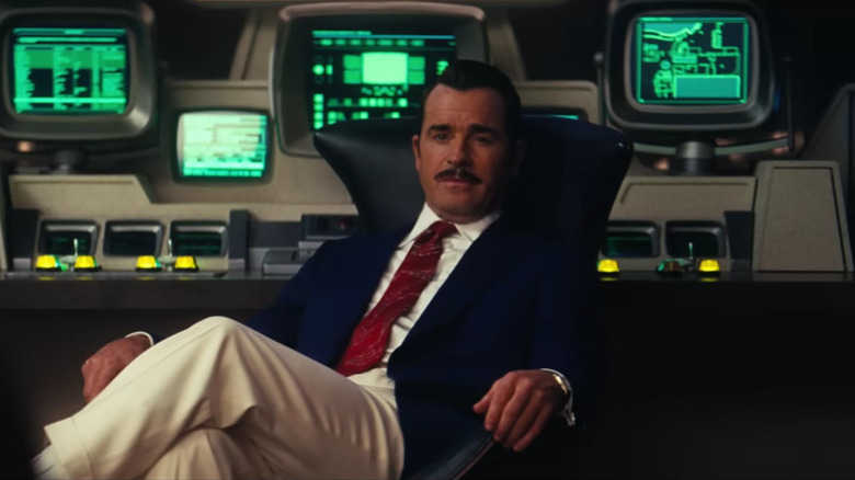 M. House de Justin Theroux assis devant un ordinateur dans Fallout