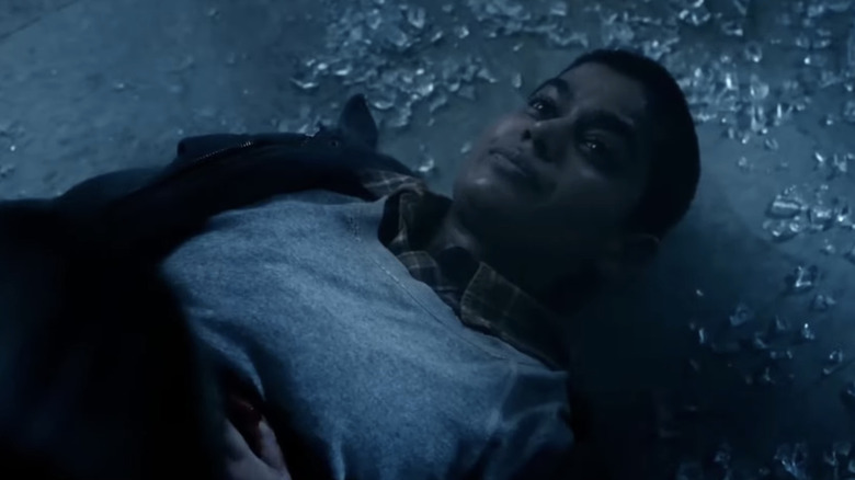 Kali Prasad de Linnea Berthelsen lève les yeux alors qu'elle saigne sur le sol du laboratoire dans Stranger Things