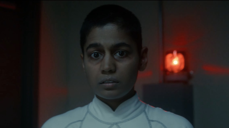 Kali Prasad de Linnea Berthelsen semble inquiet en gros plan dans Stranger Things