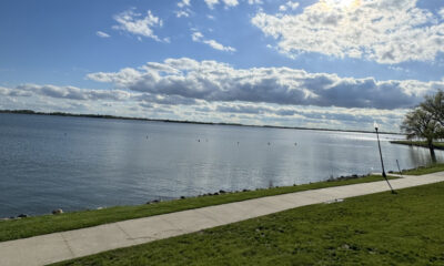 Le magnifique lac glaciaire de l'Iowa est entouré de parcs et de loisirs familiaux