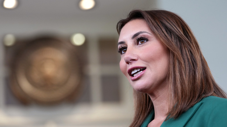 Une photo de profil d'Alina Habba en train de parler