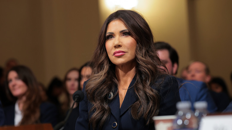 Kristi Noem assise à une table