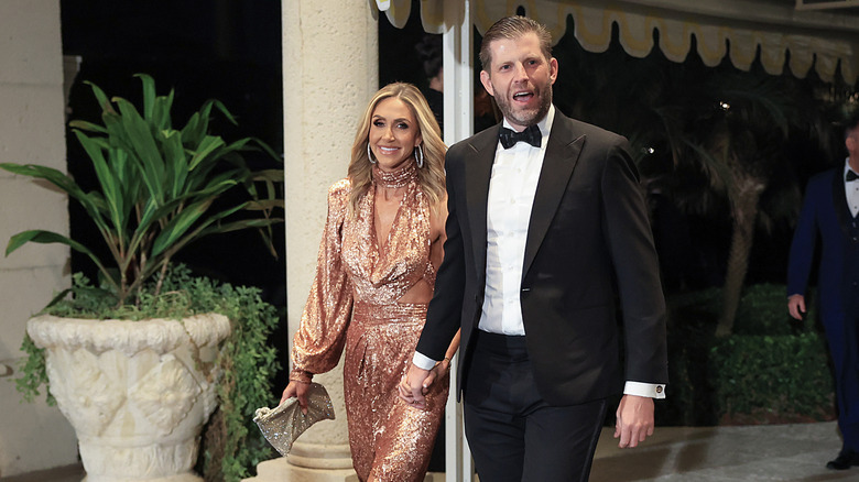 Lara Trump et Eric Trump marchent main dans la main