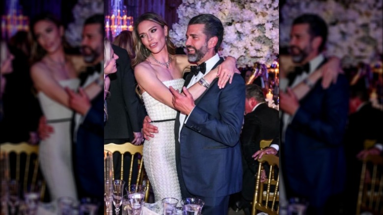 Bettina Anderson debout, les bras autour de Donald Trump Jr.