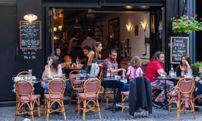 Les touristes devraient connaître cette règle d'étiquette à manger pour vivre une expérience agréable dans les cafés parisiens