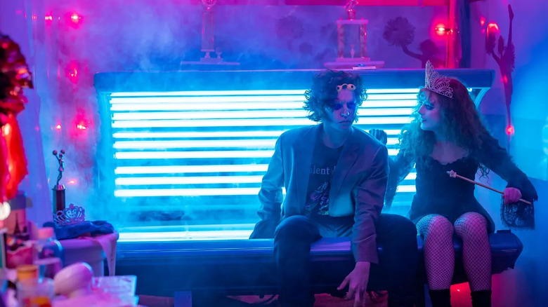 Lisa et la créature assise sur le lit de bronzage dans Lisa Frankenstein