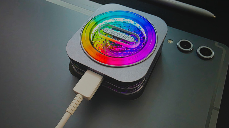 Le câble USB-C alimente un refroidisseur de ventilateur