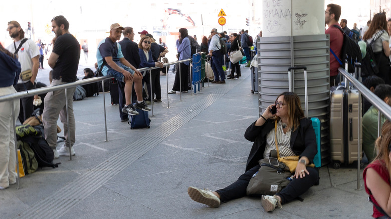 Passagers du train attendant sur le quai