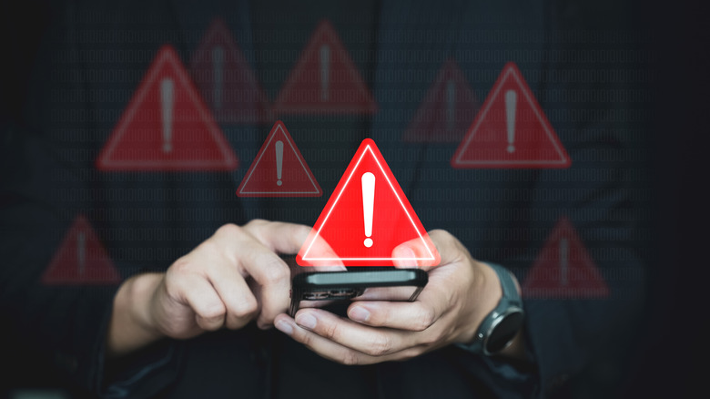 Panneau d'avertissement d'urgence lors de l'utilisation d'une application sur un téléphone par une personne