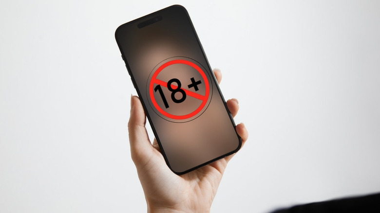 Contenu pour adultes flou sur un smartphone tenu par une dame