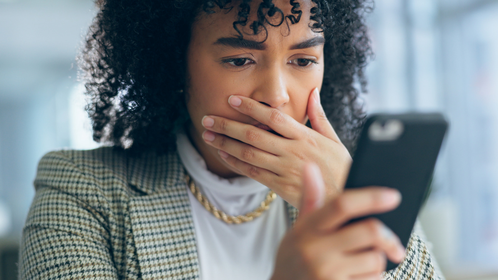 5 choses que vous ne devriez jamais faire sur un téléphone d'entreprise, sauf si vous aimez les ennuis