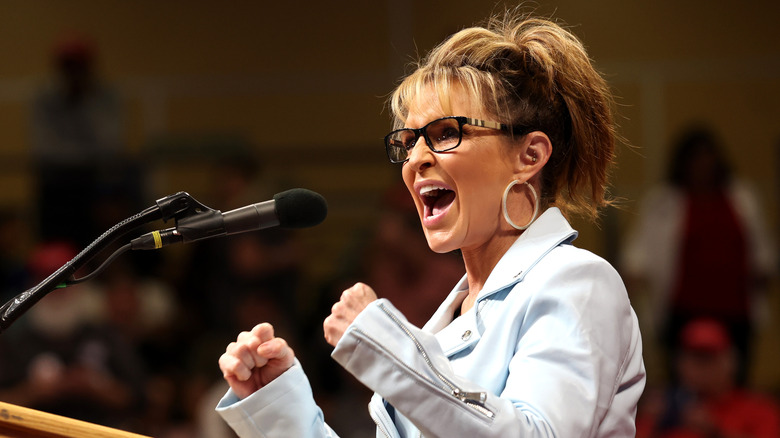Sarah Palin s'exprimant sur un podium