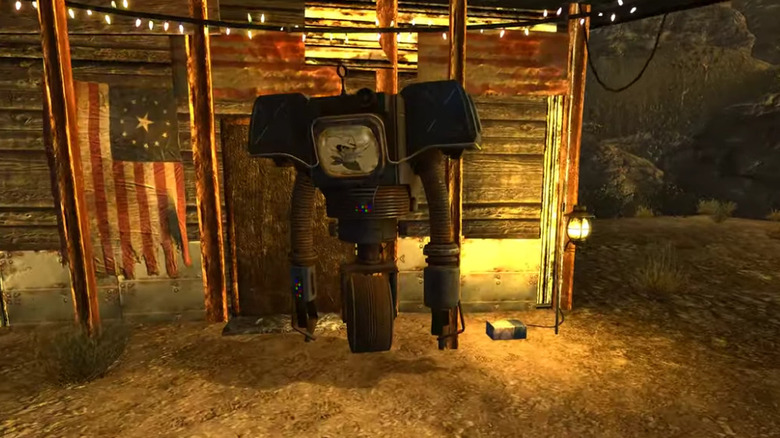 Victor de William Sadler attendant près d'une cabane dans Fallout: New Vegas