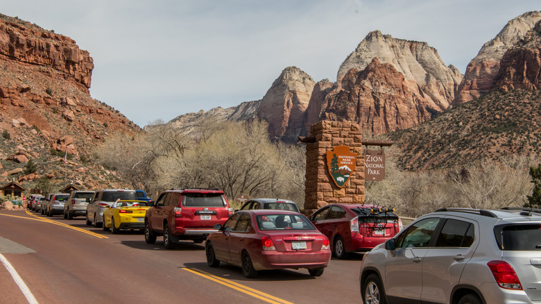 files de voitures attendant d'entrer dans le parc national de Zion