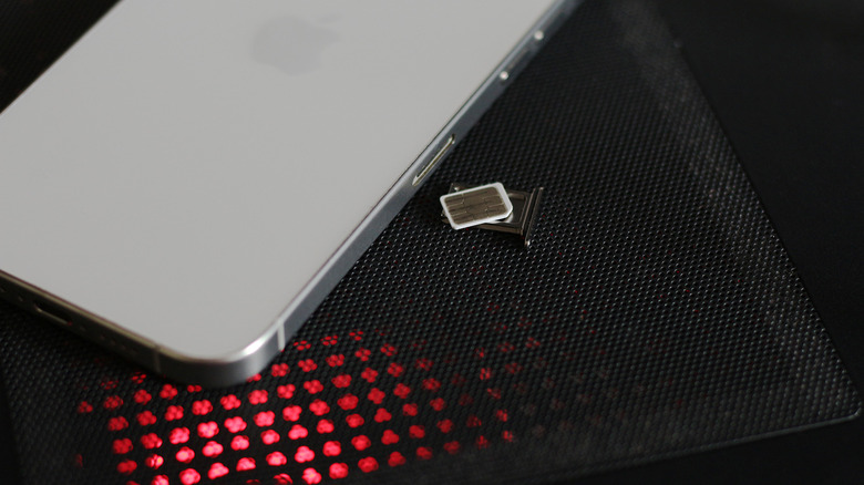 Carte SIM à côté d'un iPhone