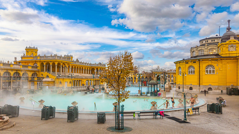 Bâtiments jaunes et piscine torride bleu pâle aux bains Széchenyi, Budapest, Hongrie