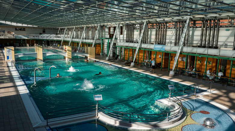 Piscine « Kurhaus » au toit de verre à Baden bei Wien