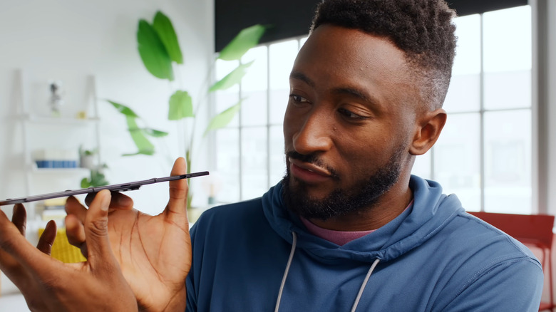 Personne tenant un Samsung Galaxy Z TriFold entièrement déplié