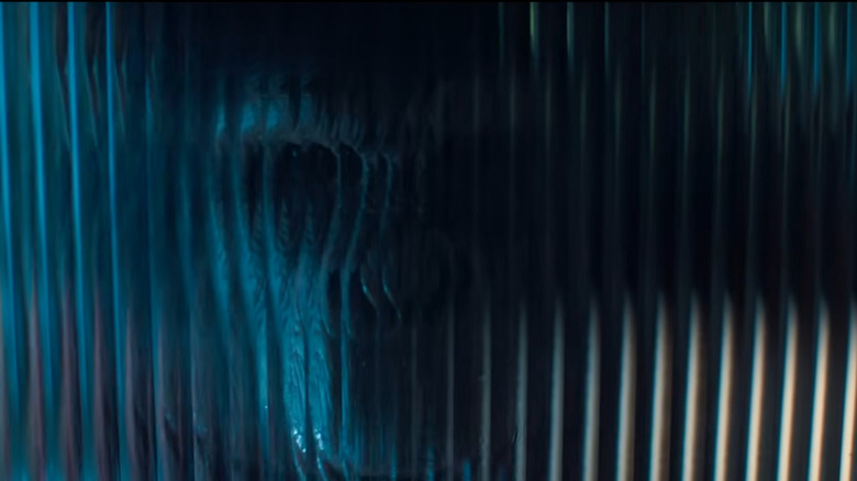 Ben regardant à travers une vitre dans Primate