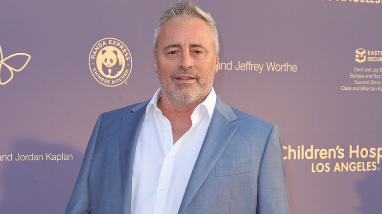 Matt LeBlanc dans un costume gris