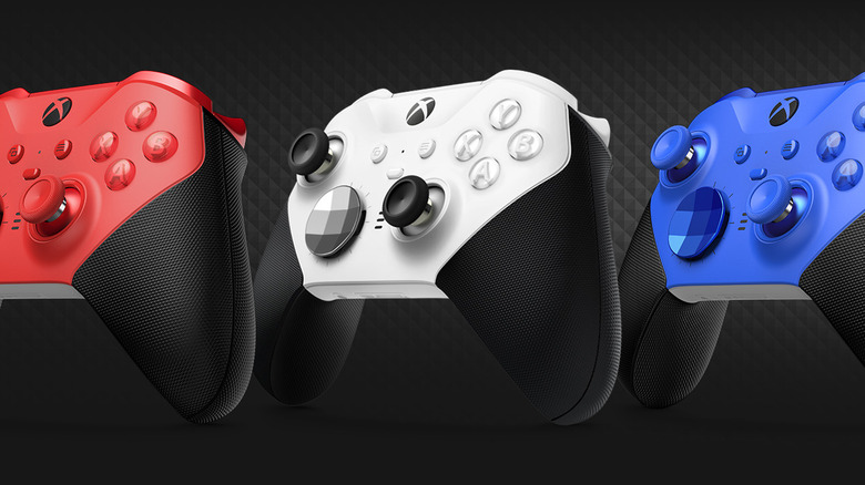 Trois manettes Xbox One Elite Series 2 rouges, blanches et bleues.