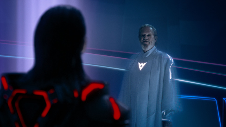 Jeff Bridges dans le rôle de Flynn regardant Jared Leto dans le rôle d'Ares dans Tron : Ares