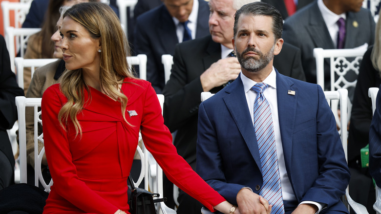 Bettina Anderson en robe rouge avec Donald Trump Jr. à la Maison Blanche