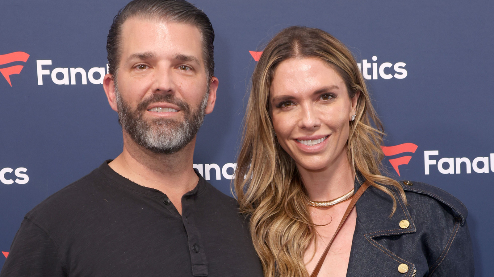 Les tenues les plus épicées de Bettina Anderson contrastent avec le personnage de sa femme politique