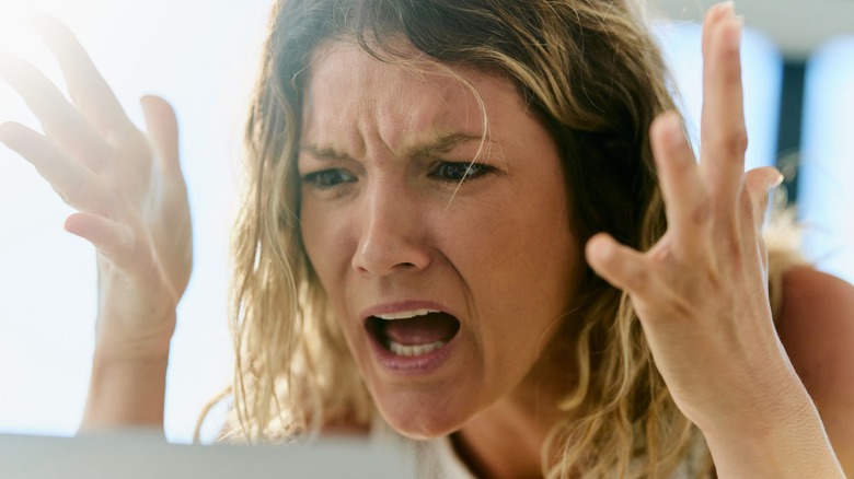 Une femme caucasienne en colère